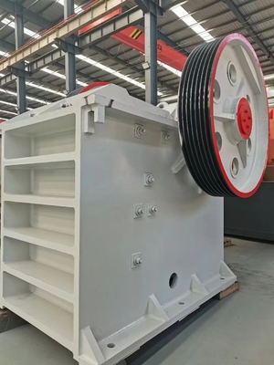 110Kw Jaw Type Rock Crusher ความจุสูง PE750 * 1060 380V เครื่องบดหินกรวย