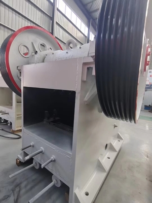 110Kw Jaw Type Rock Crusher ความจุสูง PE750 * 1060 380V เครื่องบดหินกรวย