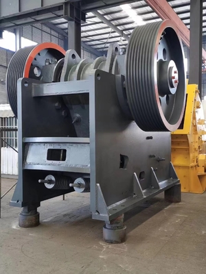 การขุดหินแกรนิต Jaw Crusher Machine PE900 * 1200 100 TPH Stone Crusher Plant