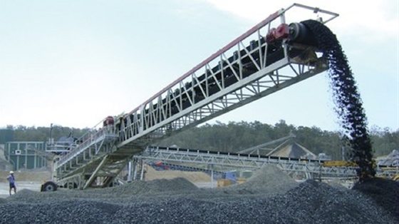 สายพานลำเลียงโอนแร่เหล็ก 200Kw 1200mm ความกว้างการขนส่งเหมืองแร่ทนความร้อน