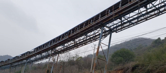 สายพานลำเลียงแบบรวมการเคลื่อนย้ายอัตโนมัติแบบเอียงทรายเหมืองแร่ระยะไกล